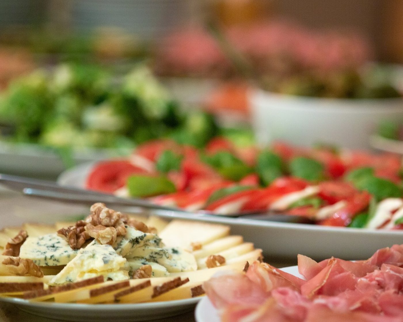 Antipasti plate with prosciutto, tomato and bread